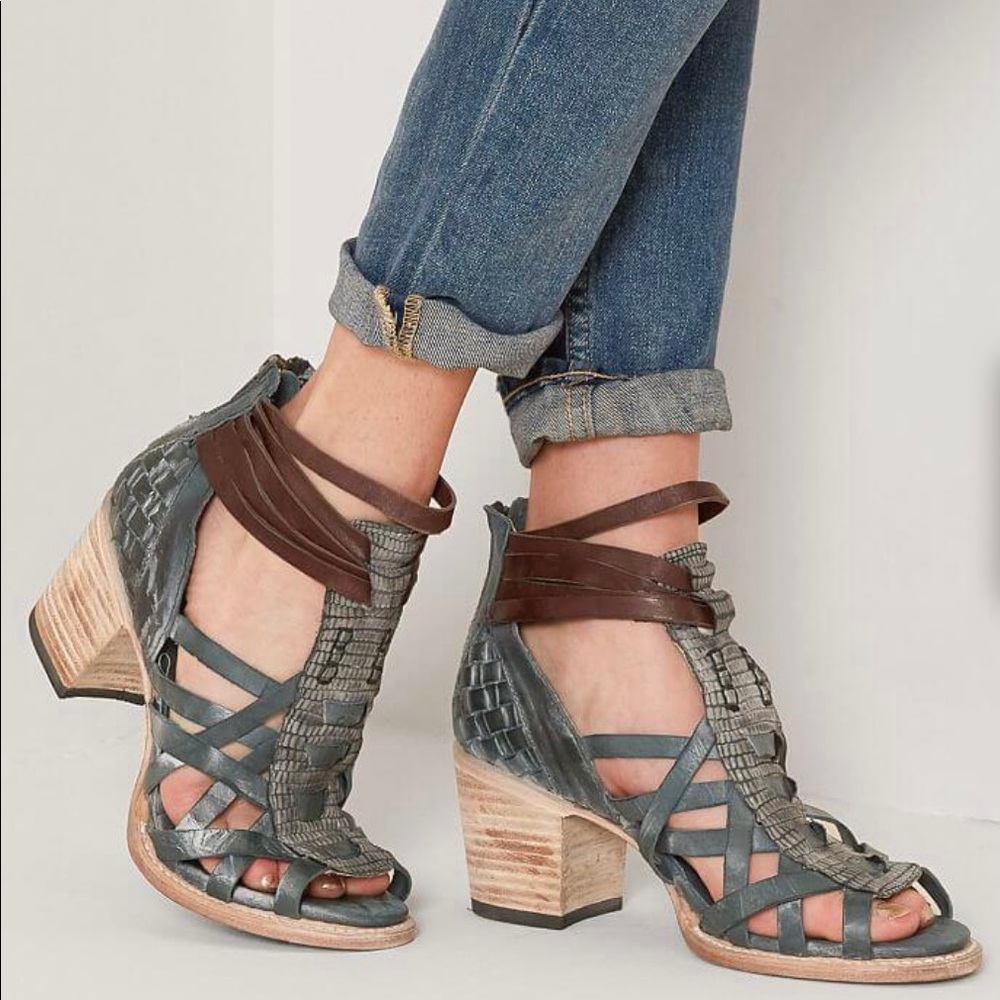 NEW ! FREEBIRD BY STEVEN SANDALS